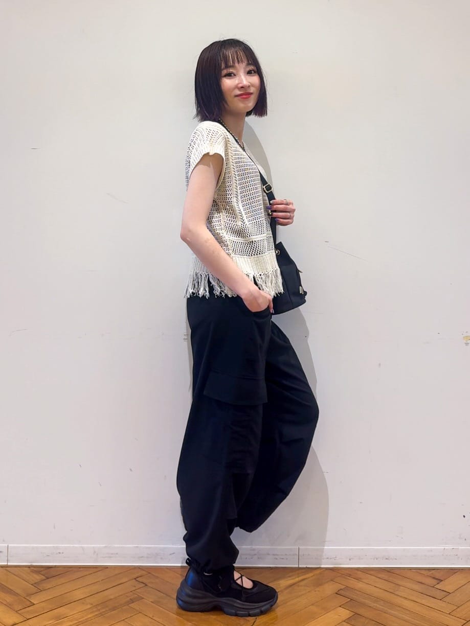 𝐜𝐡𝐢𝐤𝐚さんの「SHOO･LA･RUE｜【S-LL】裾フリンジマクラメVネックニット」を使ったコーディネート