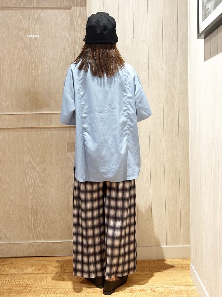 yukaさんの「SHOO･LA･RUE｜【洗える/S-LL】大きめのフリルが印象的 デザインブラウス」を使ったコーディネート