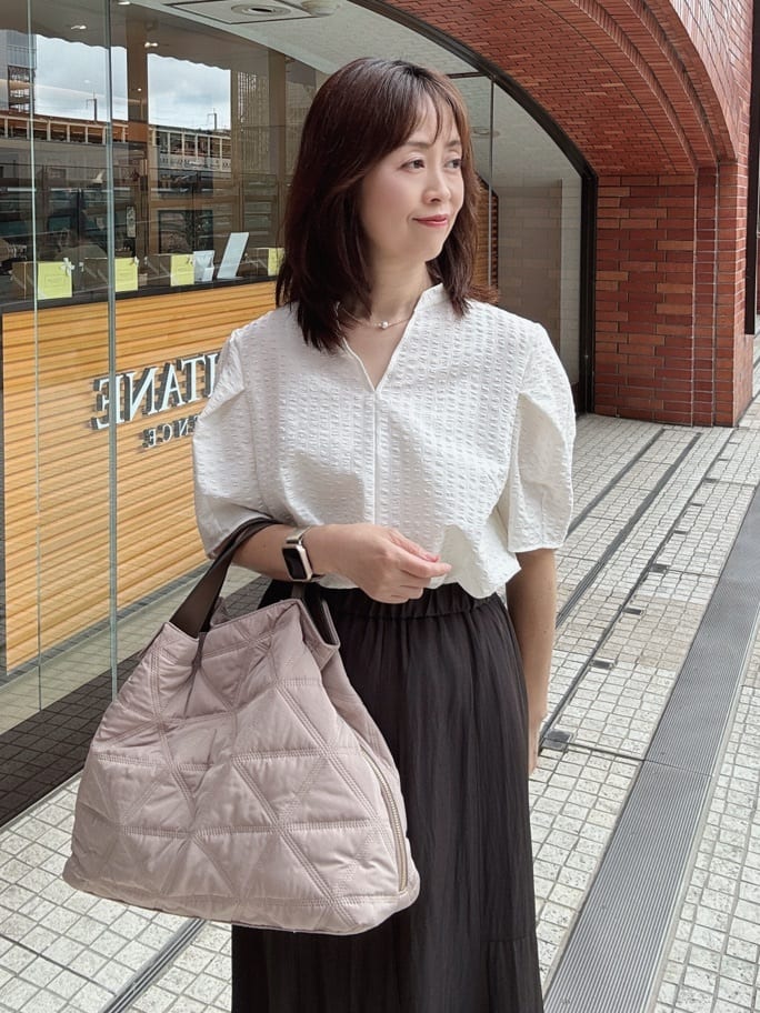 makiさんの「UNTITLED｜【吸水速乾/ストレッチ/Vネック】フォルムスリーブ ブラウス」を使ったコーディネート