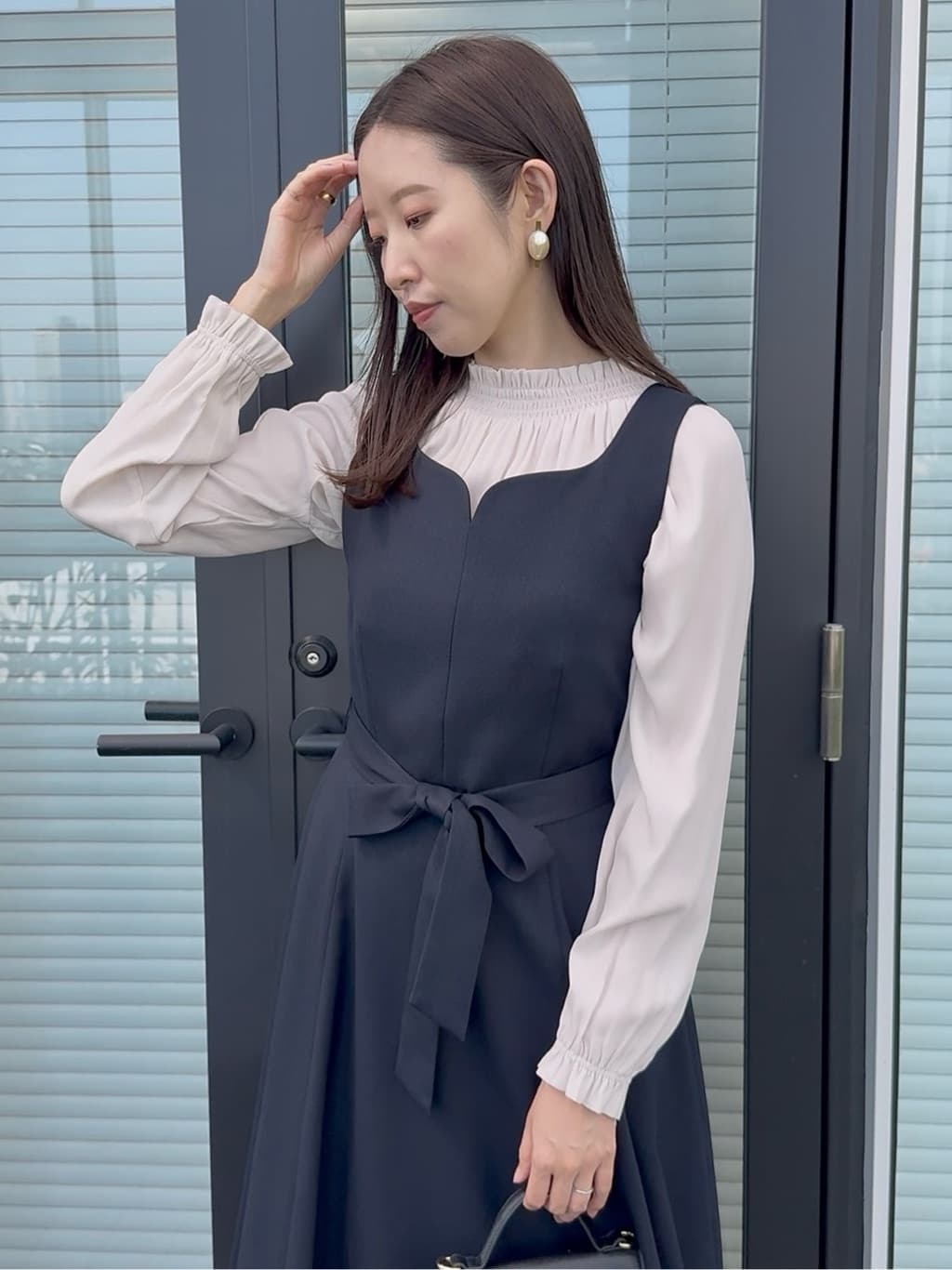teiさんの「Couture brooch｜【きれいめ・通勤】RTピケ前後2WAYシャーリングブラウス」を使ったコーディネート