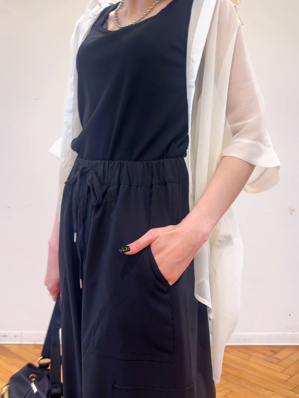 𝐜𝐡𝐢𝐤𝐚さんの「SHOO･LA･RUE｜大人のシアー感 ラメが華やかな楊柳ポンチョシャツ」を使ったコーディネート