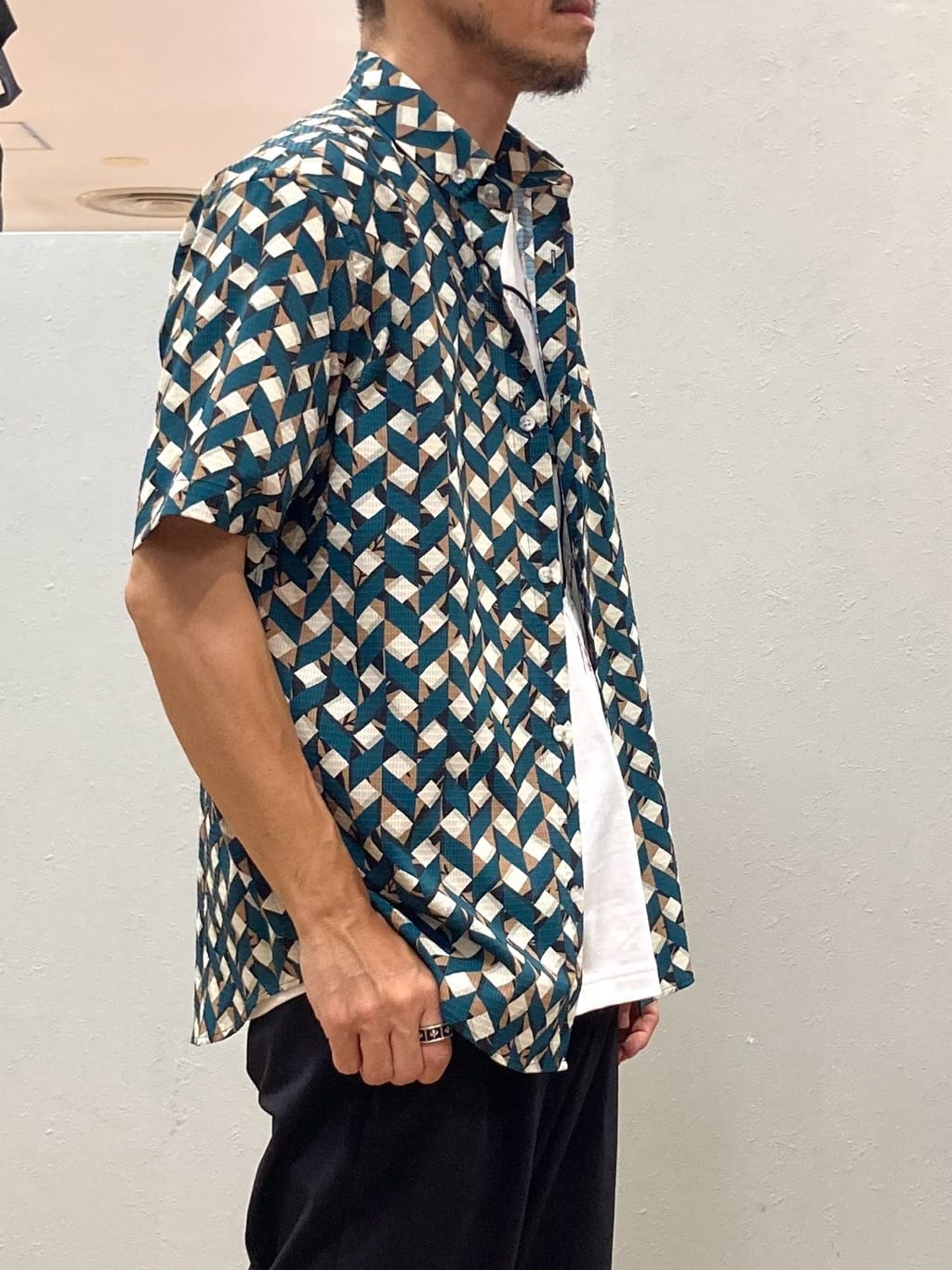 シュンさんの「TAKEO KIKUCHI｜【COOL CITY WEAR】籠目アート柄 サッカーシャツ /通気性」を使ったコーディネート