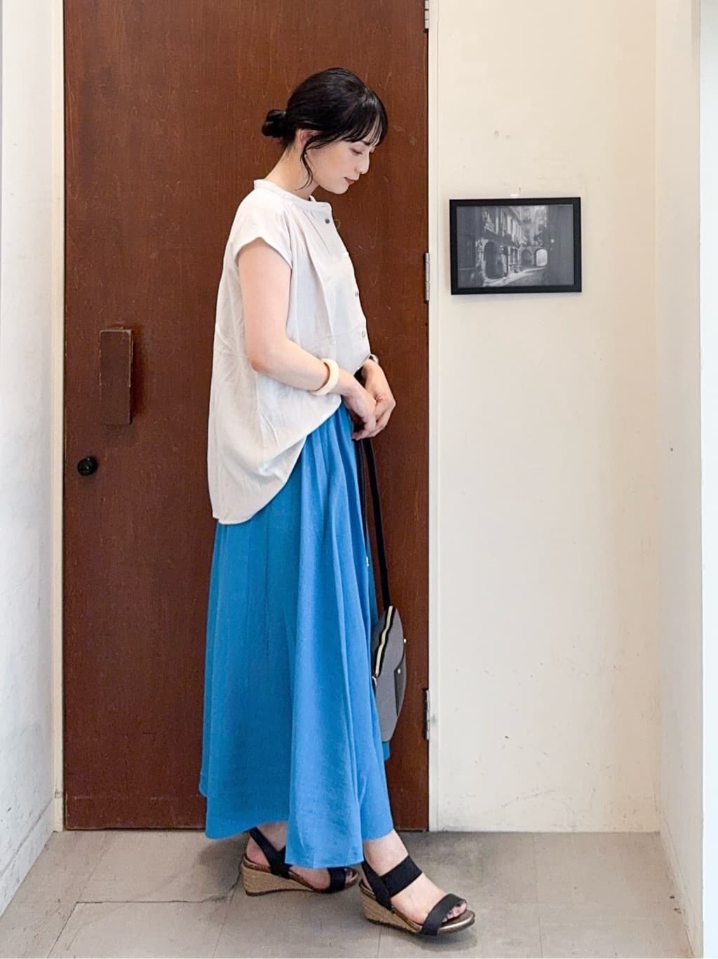 𝐇𝐢𝐫𝐨𝐦𝐢さんの「SHOO･LA･RUE｜【S-LL/洗濯後しわになりにくい】上品にきれい見え スラブギャザーブラウス」を使ったコーディネート