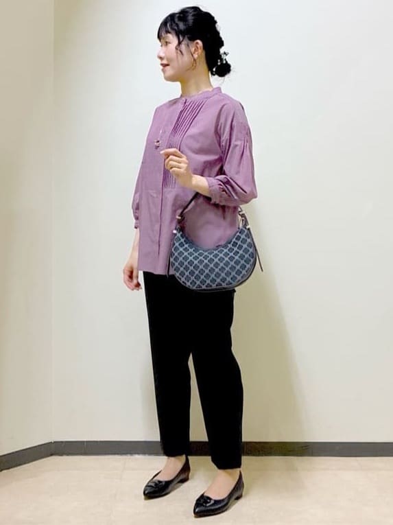  beni_gingerさんの「Reflect｜【程よいゆとり感／体型カバー】ピンタックデザインシャンブレーブラウス」を使ったコーディネート