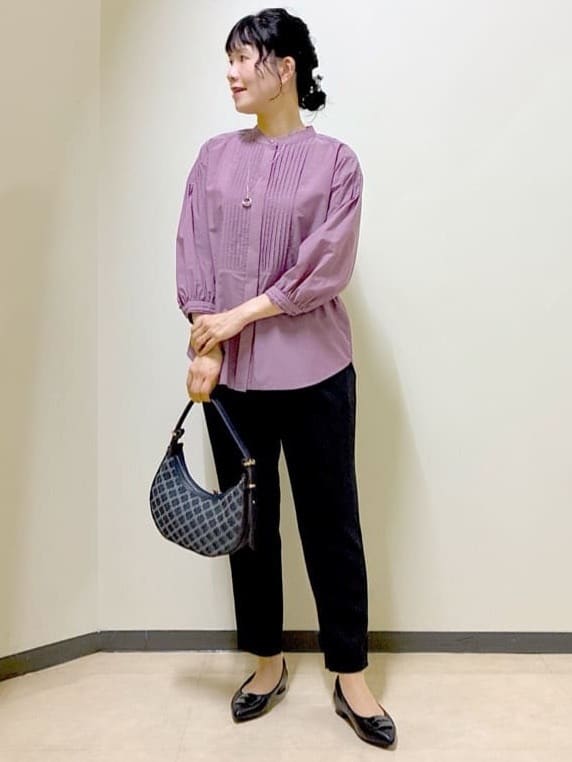  beni_gingerさんの「Reflect｜【程よいゆとり感／体型カバー】ピンタックデザインシャンブレーブラウス」を使ったコーディネート