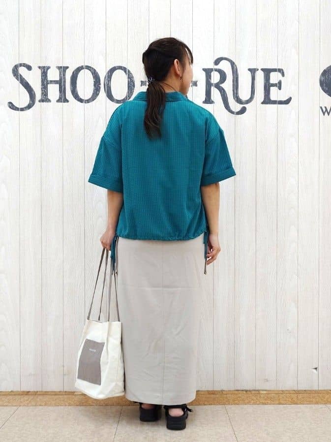 とろろさんの「SHOO･LA･RUE｜シルエット変化を楽しめる シアーチェックドロストシャツ」を使ったコーディネート