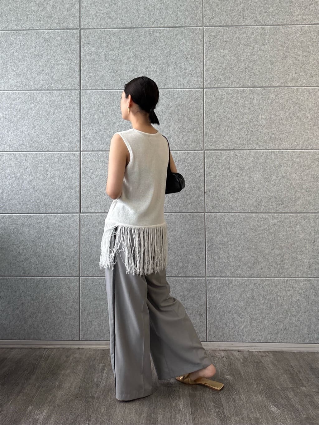 ayanoさんの「INDIVI｜スリーブレスフリンジニット」を使ったコーディネート