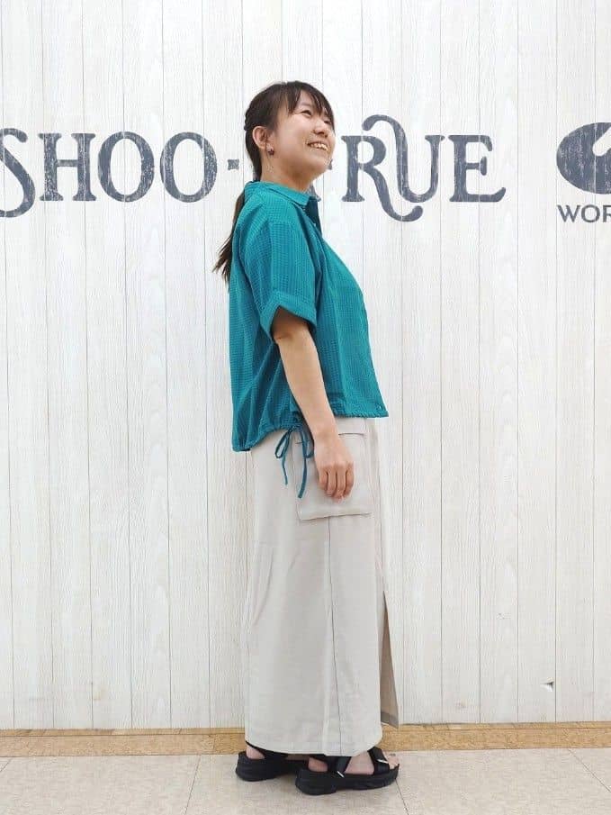 とろろさんの「SHOO･LA･RUE｜シルエット変化を楽しめる シアーチェックドロストシャツ」を使ったコーディネート