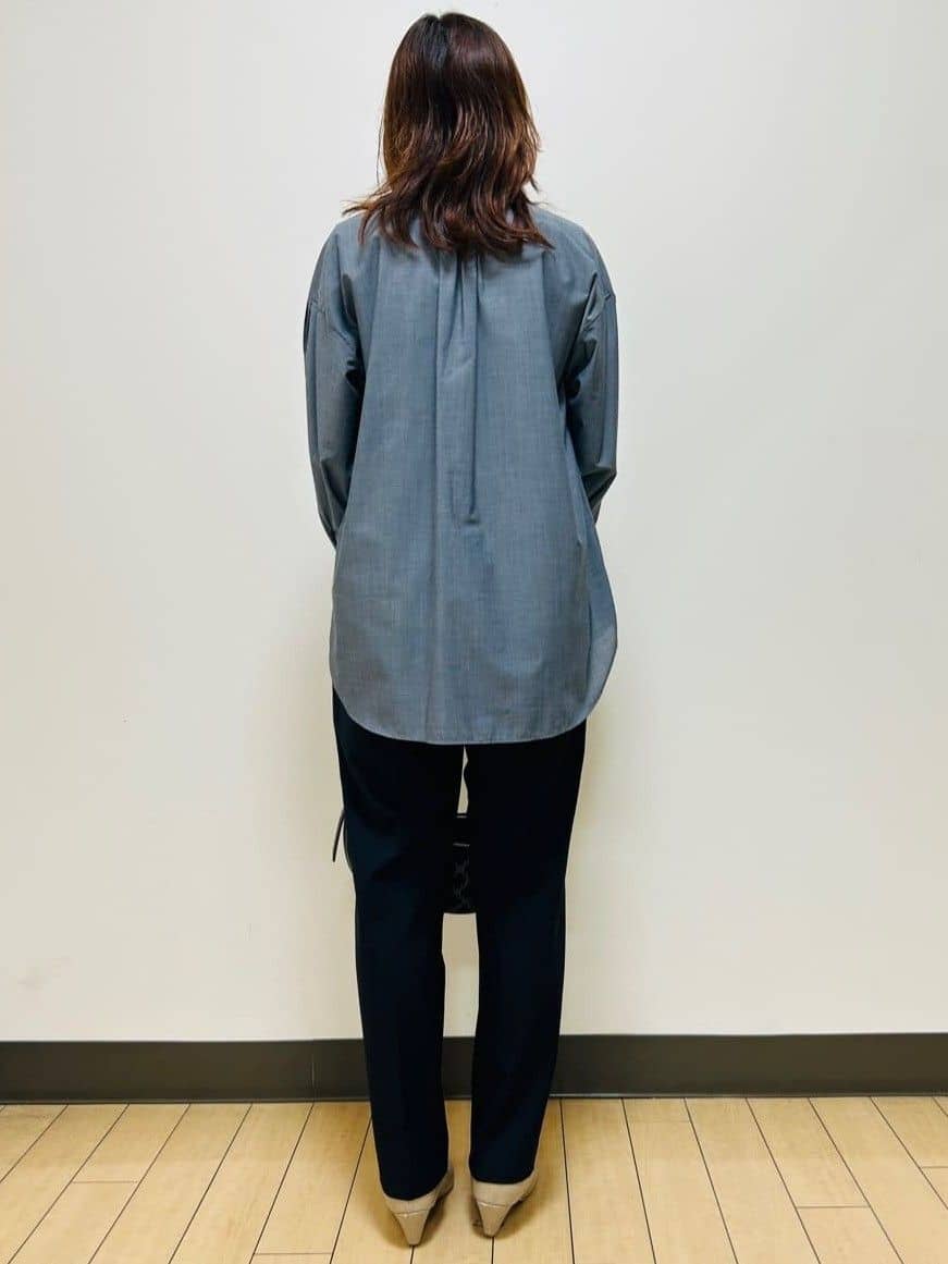 miiiさんの「Reflect｜【程よいゆとり感／体型カバー】ピンタックデザインシャンブレーブラウス」を使ったコーディネート