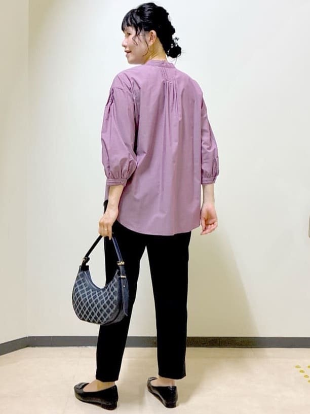  beni_gingerさんの「Reflect｜【程よいゆとり感／体型カバー】ピンタックデザインシャンブレーブラウス」を使ったコーディネート