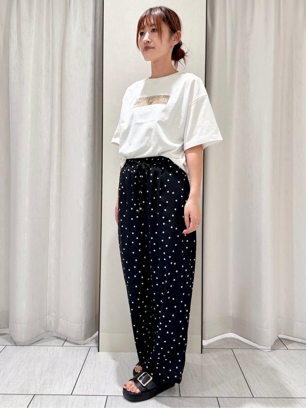 komiさんの「UNTITLED｜【コットン100/ゆったり/ショート丈/洗える】ベロアロゴTシャツ」を使ったコーディネート