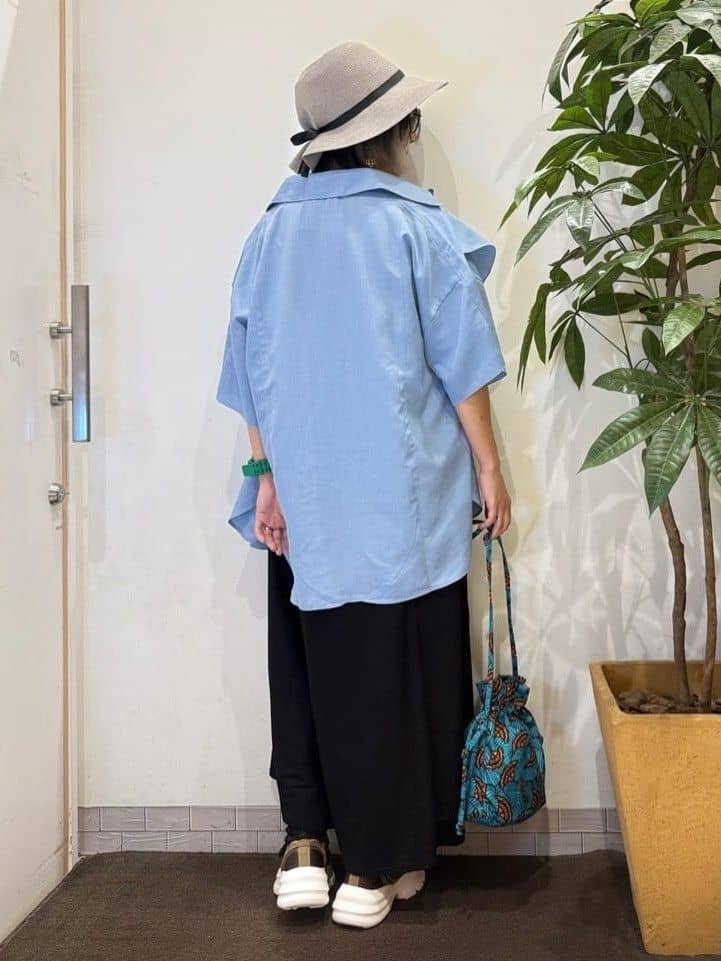 misakiさんの「SHOO･LA･RUE｜【洗える/S-LL】大きめのフリルが印象的 デザインブラウス」を使ったコーディネート