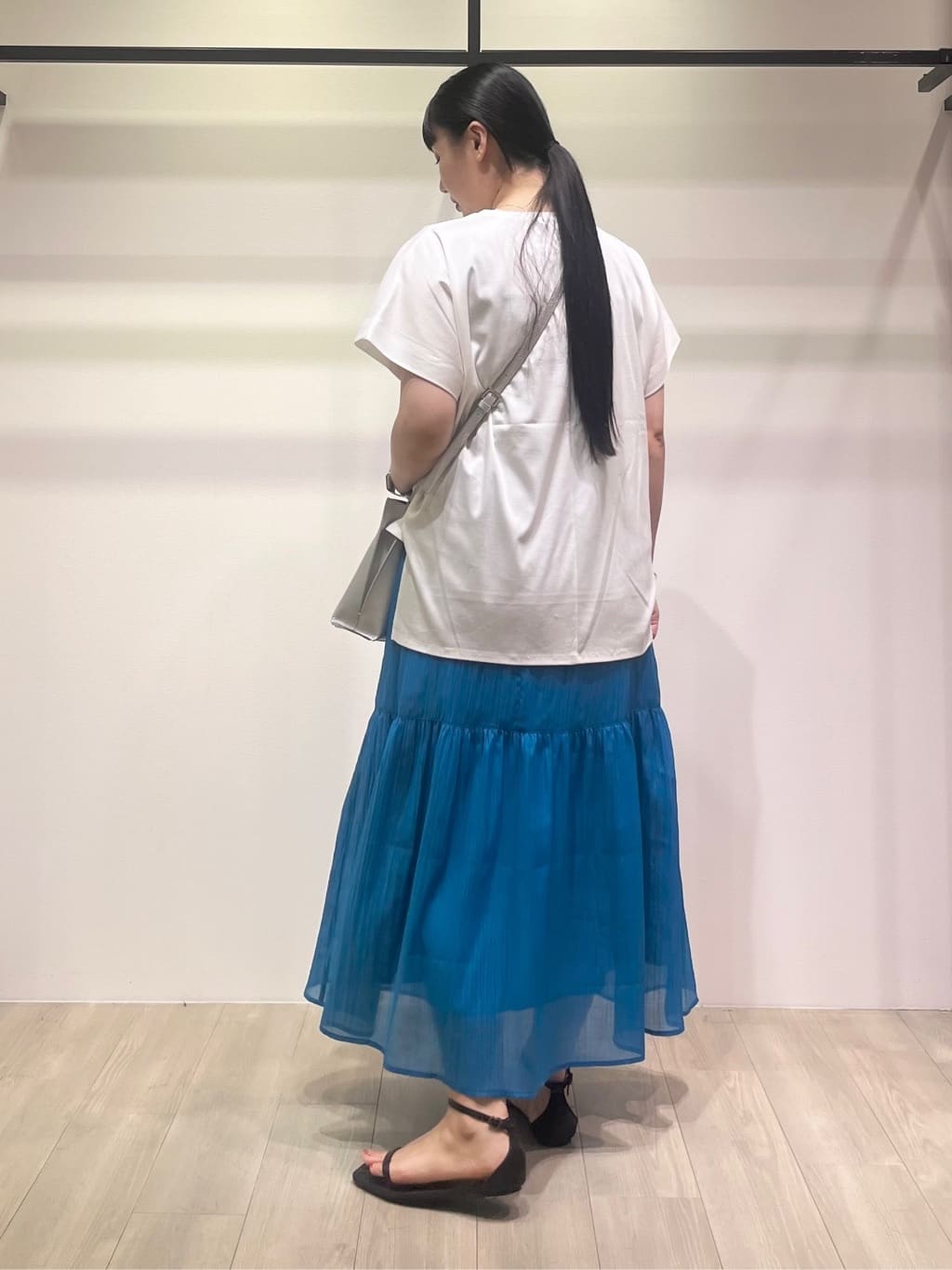hasuさんの「INDIVI｜【洗える／汗ジミ防止】バイカラー＆アシメヘム Tシャツ」を使ったコーディネート