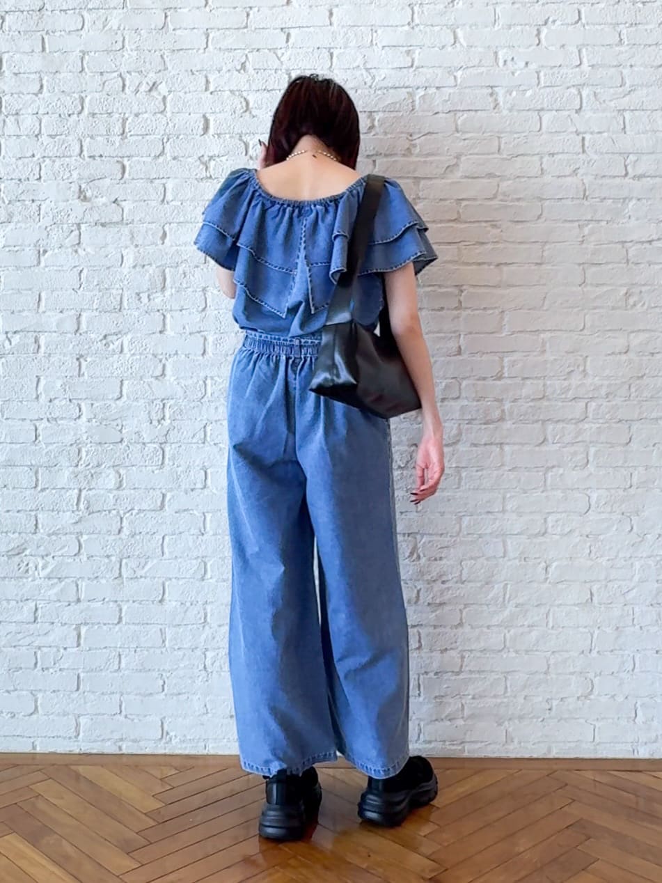 𝐜𝐡𝐢𝐤𝐚さんの「SHOO･LA･RUE｜【セットアップ可/前後2WAY/オフショル2WAY】着こなしを楽しめる デニムフリルブラウス」を使ったコーディネート