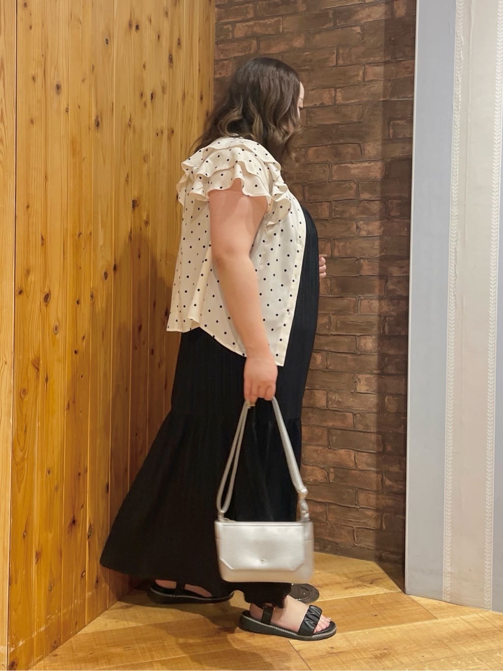Risaさんの「SHOO･LA･RUE｜【S-LL】後ろ姿も抜かりなく 1枚でサマ見え ティアードワンピース」を使ったコーディネート