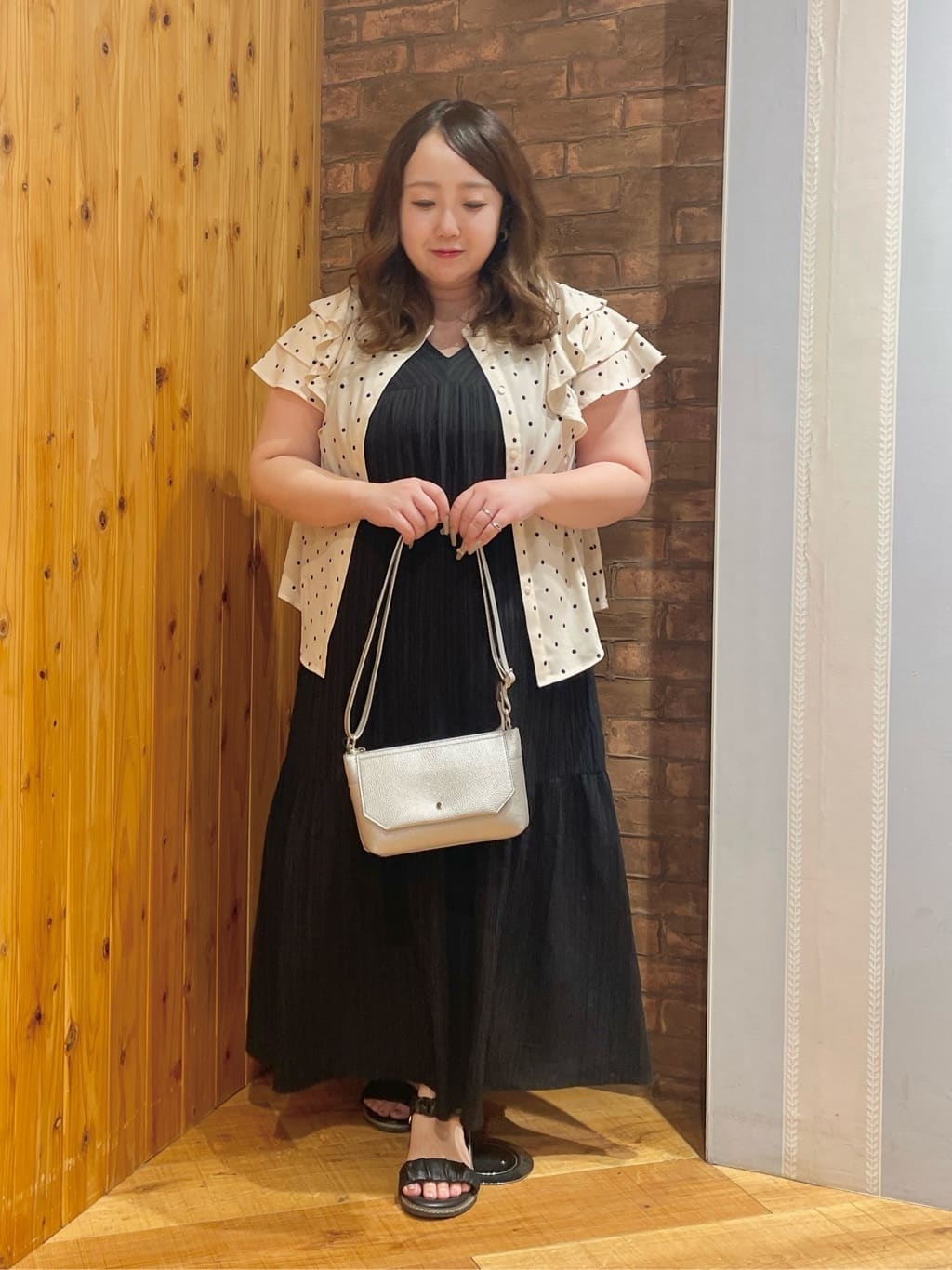 Risaさんの「SHOO･LA･RUE｜【S-LL】後ろ姿も抜かりなく 1枚でサマ見え ティアードワンピース」を使ったコーディネート