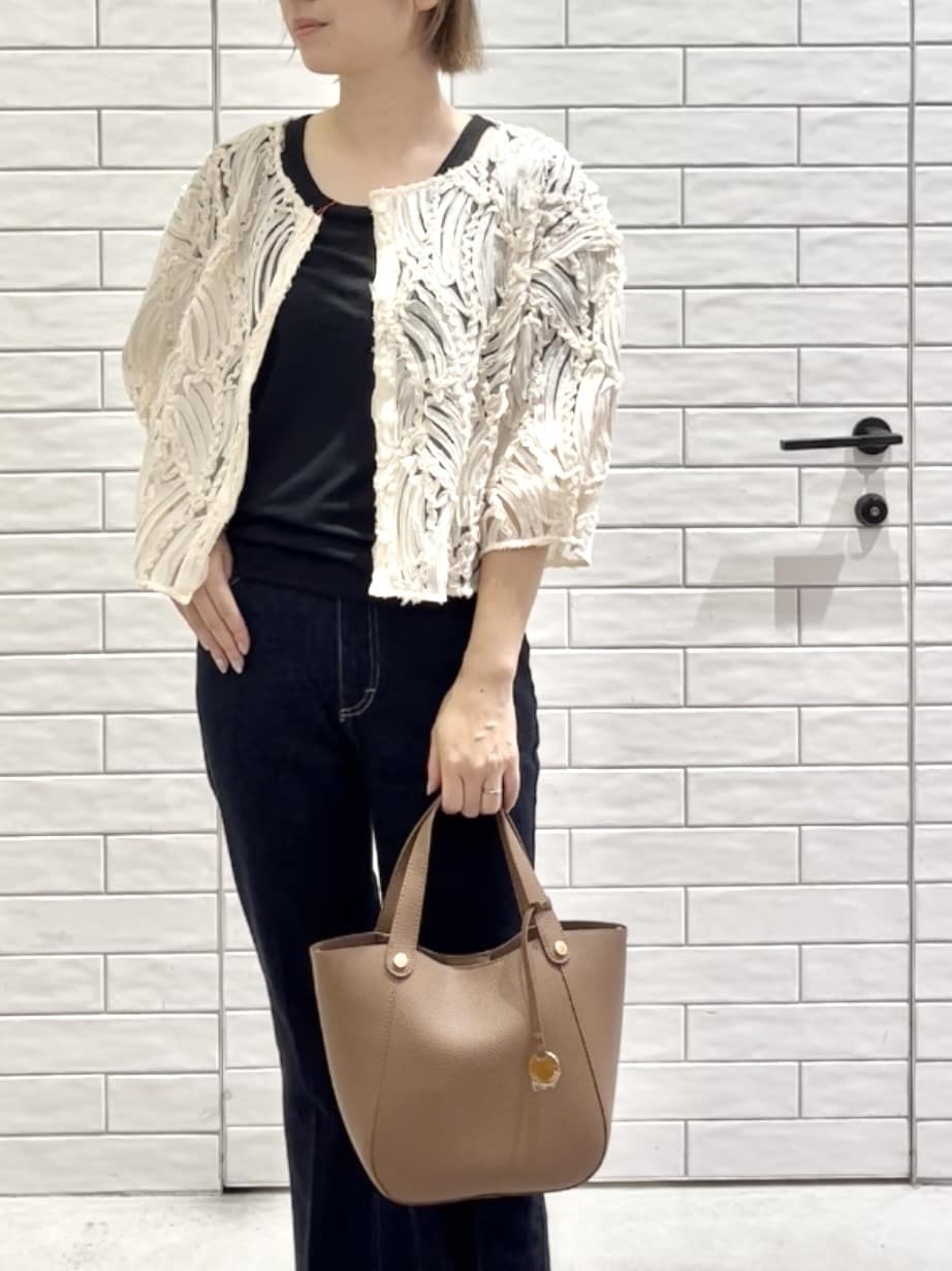 しおりさんの「OPAQUE.CLIP｜シアー刺繍レース前開きブラウス【洗濯機洗い可】」を使ったコーディネート
