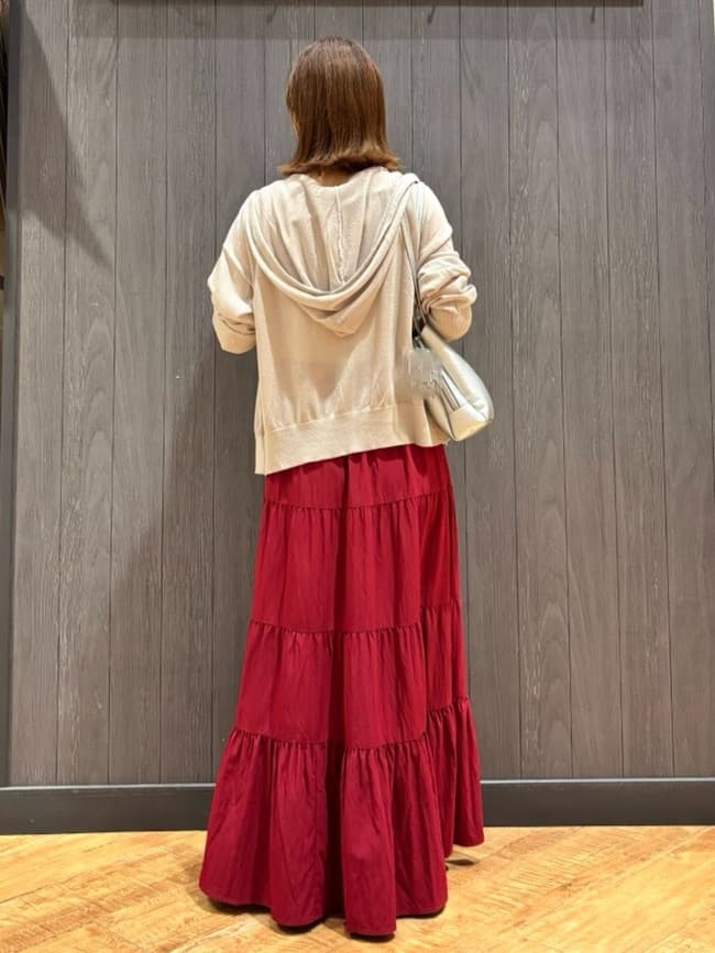 meiさんの「SHOO･LA･RUE｜【洗える/S-LL】微光沢で華やかなティアードスカート」を使ったコーディネート