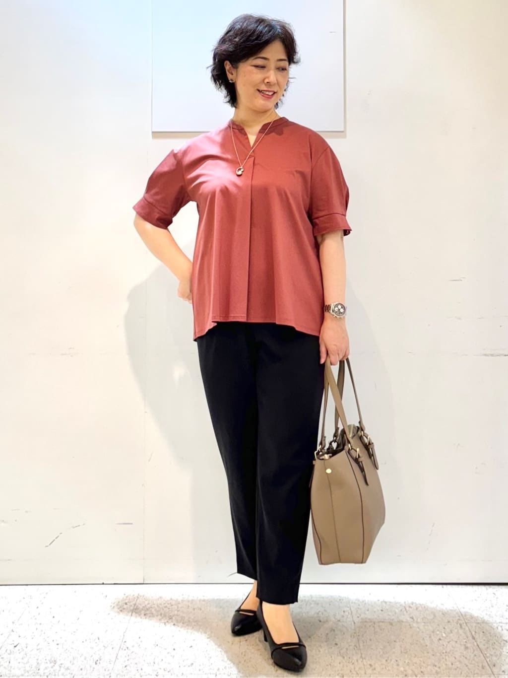 ヤスコさんの「Reflect｜【すっきり見え！長め丈／マシンウォッシュ可】スキッパーネックジャージトップス」を使ったコーディネート