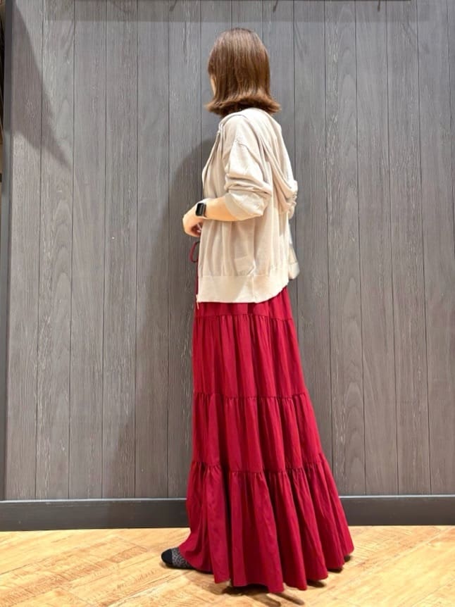 meiさんの「SHOO･LA･RUE｜【洗える/S-LL】微光沢で華やかなティアードスカート」を使ったコーディネート