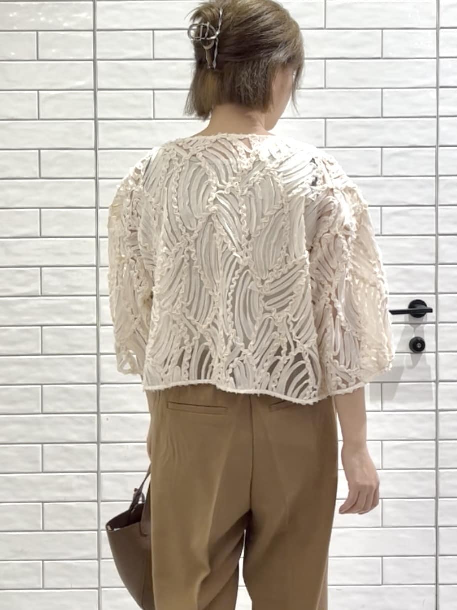 しおりさんの「OPAQUE.CLIP｜シアー刺繍レース前開きブラウス【洗濯機洗い可】」を使ったコーディネート