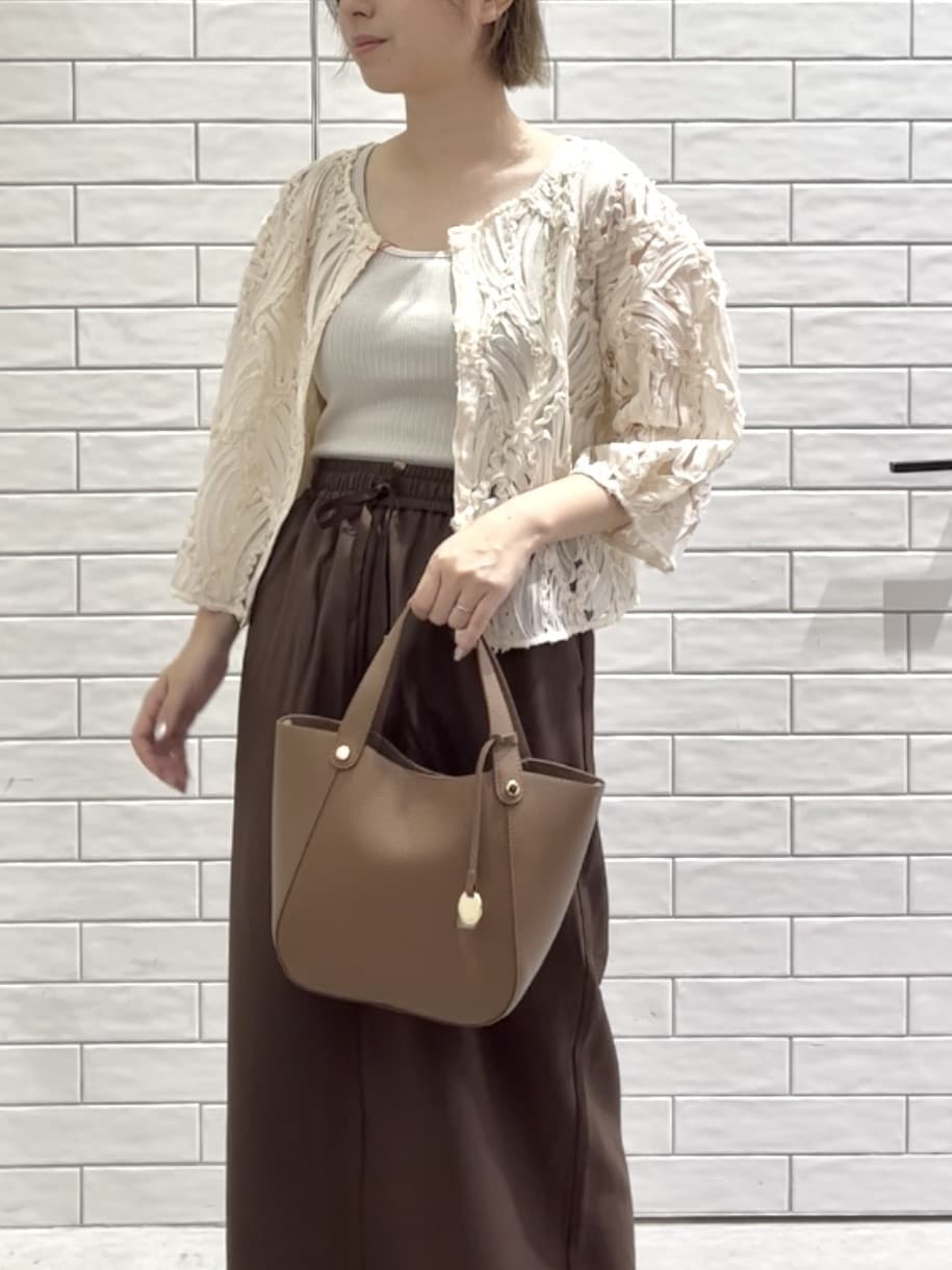 しおりさんの「OPAQUE.CLIP｜シアー刺繍レース前開きブラウス【洗濯機洗い可】」を使ったコーディネート