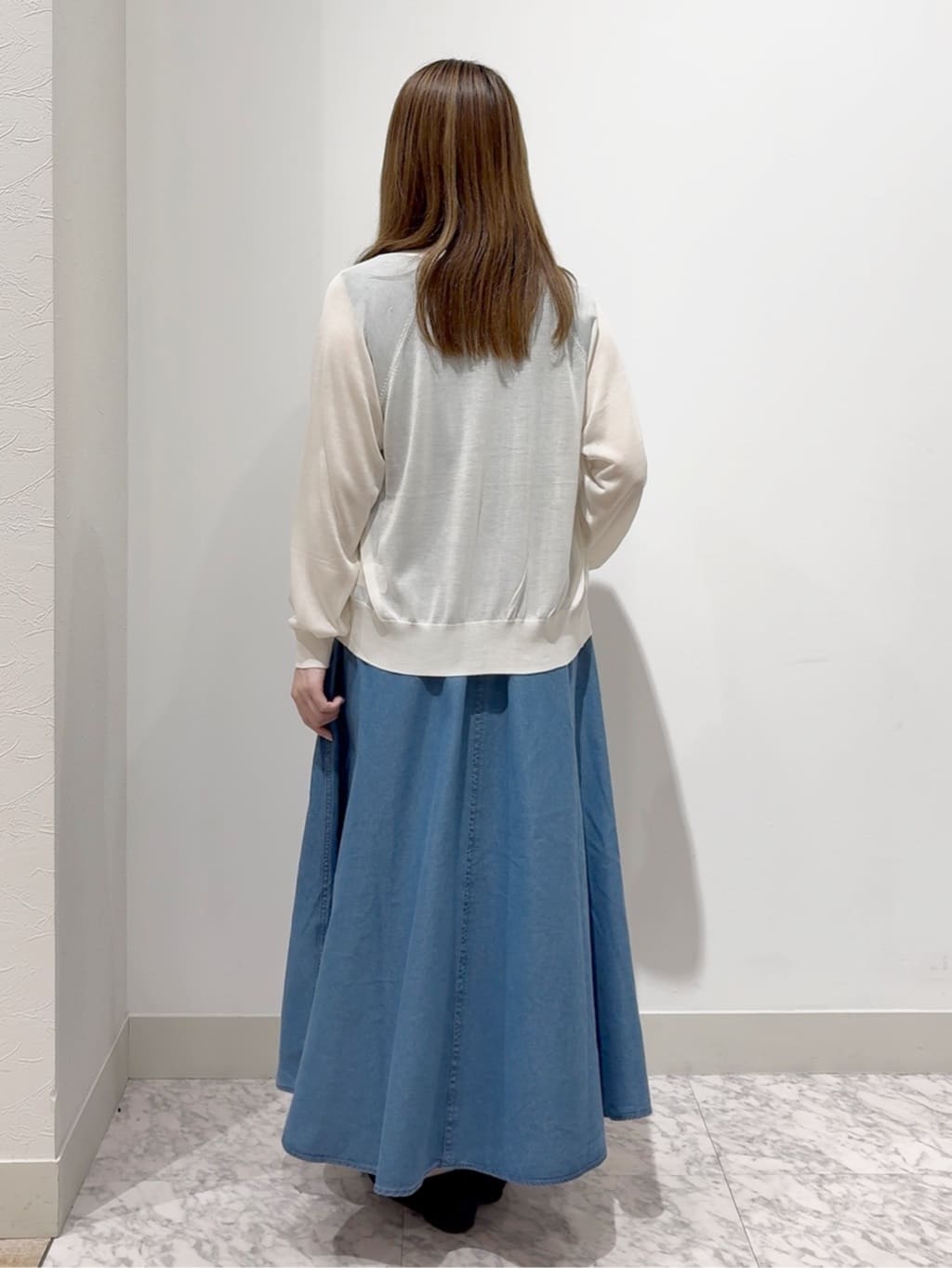 しかっちさんの「grove｜さっと二の腕カバー　大人な抜け感シアーラグランVネックカーデ」を使ったコーディネート