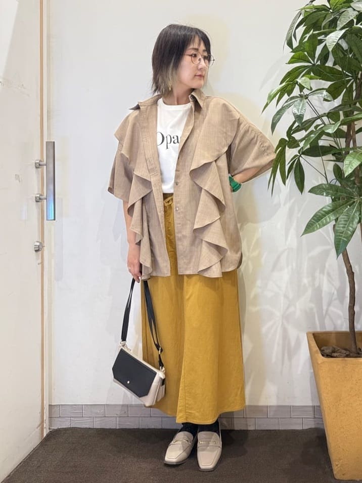 misakiさんの「SHOO･LA･RUE｜【洗える/S-LL】大きめのフリルが印象的 デザインブラウス」を使ったコーディネート
