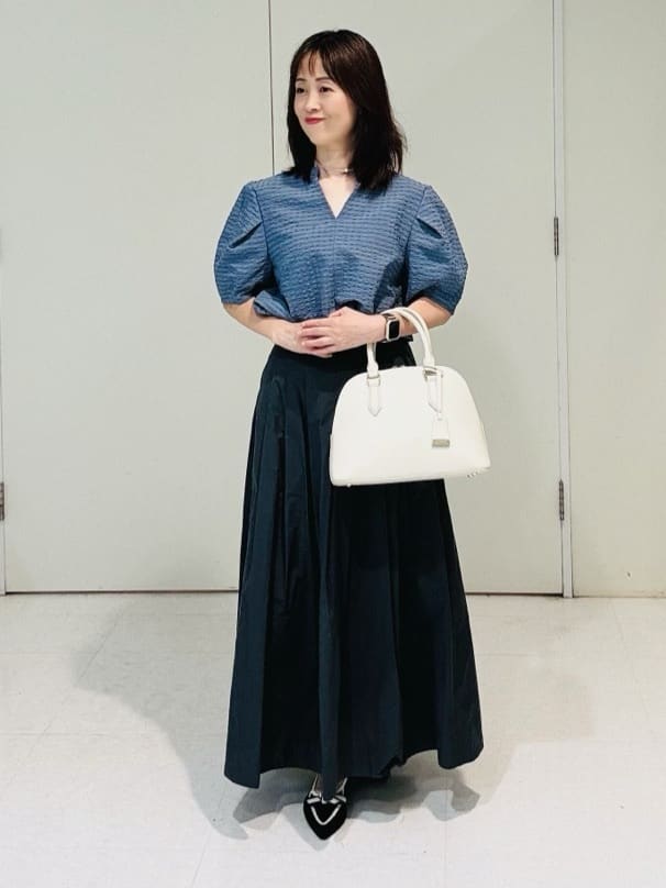 makiさんの「UNTITLED｜【吸水速乾/ストレッチ/Vネック】フォルムスリーブ ブラウス」を使ったコーディネート