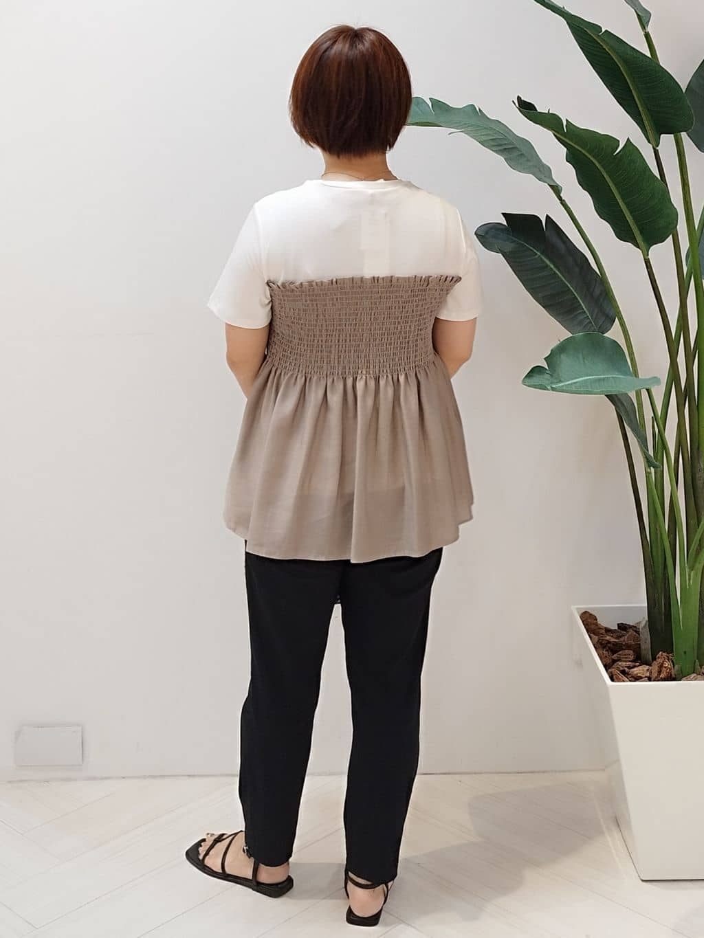 s u g iさんの「UNTITLED｜【コットン100/洗える/Tシャツ】シャーリングドッキングペプラム」を使ったコーディネート