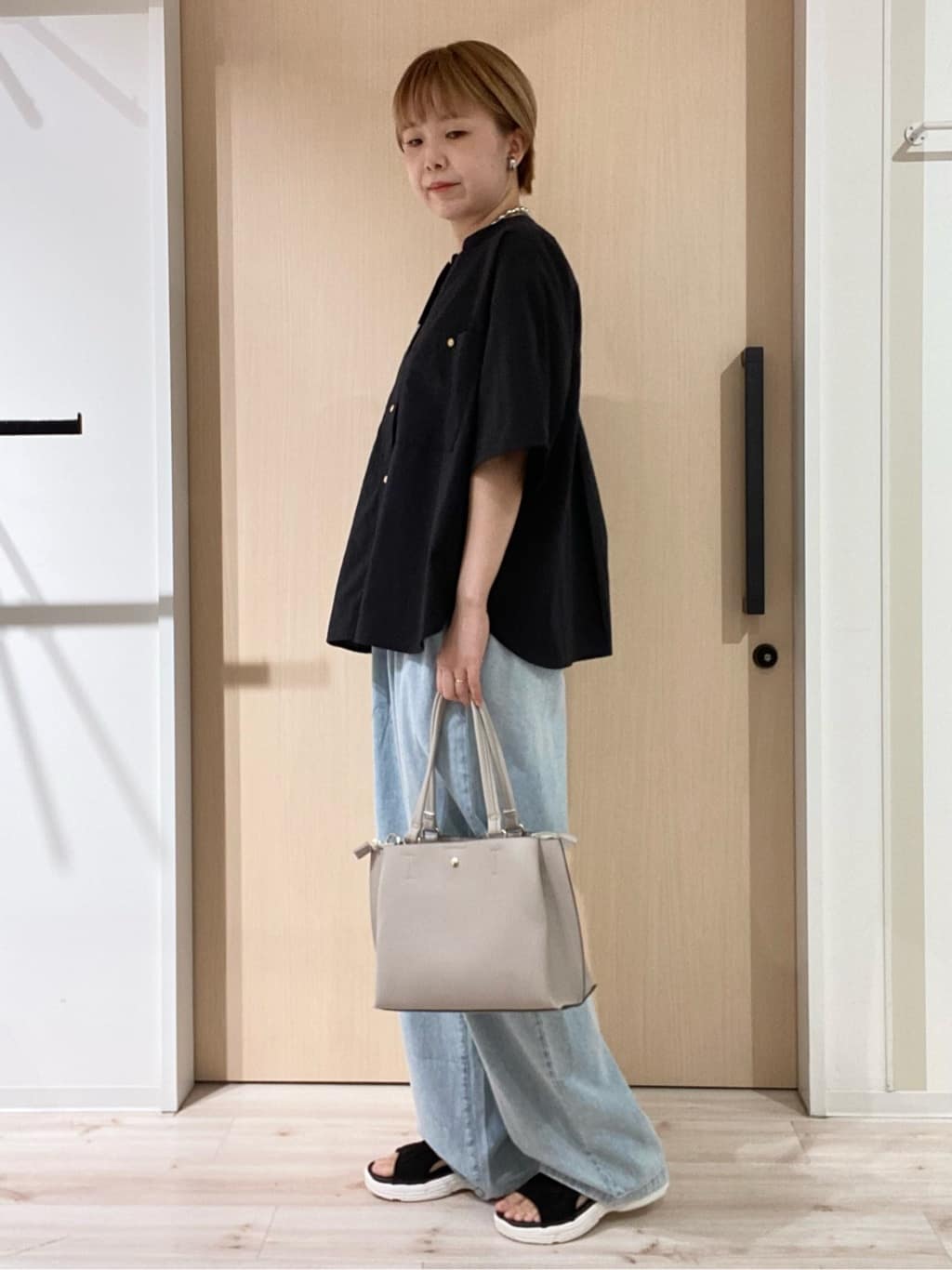 ひらしーさんの「SHOO･LA･RUE｜暑い夏も軽やかに デニムイージーワイドパンツ」を使ったコーディネート
