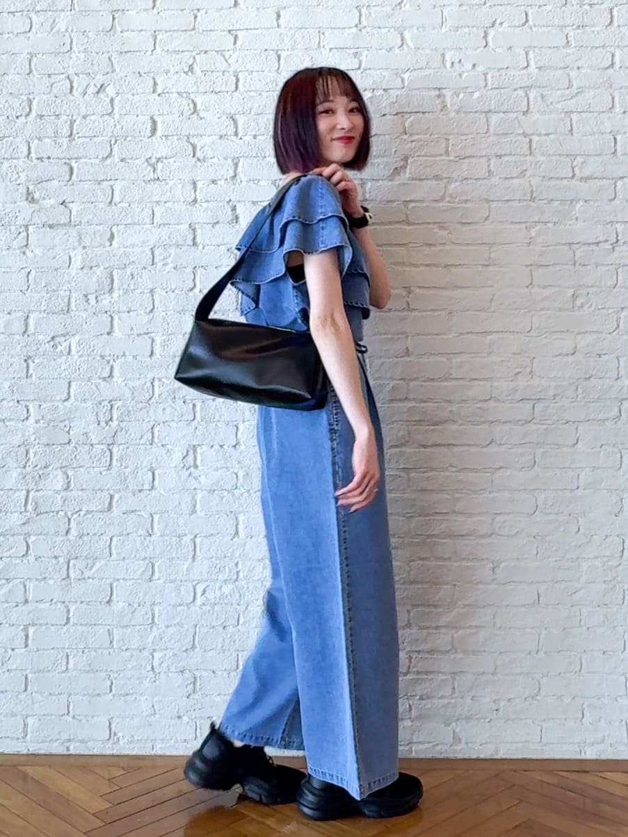 𝐜𝐡𝐢𝐤𝐚さんの「SHOO･LA･RUE｜【セットアップ可/前後2WAY/オフショル2WAY】着こなしを楽しめる デニムフリルブラウス」を使ったコーディネート