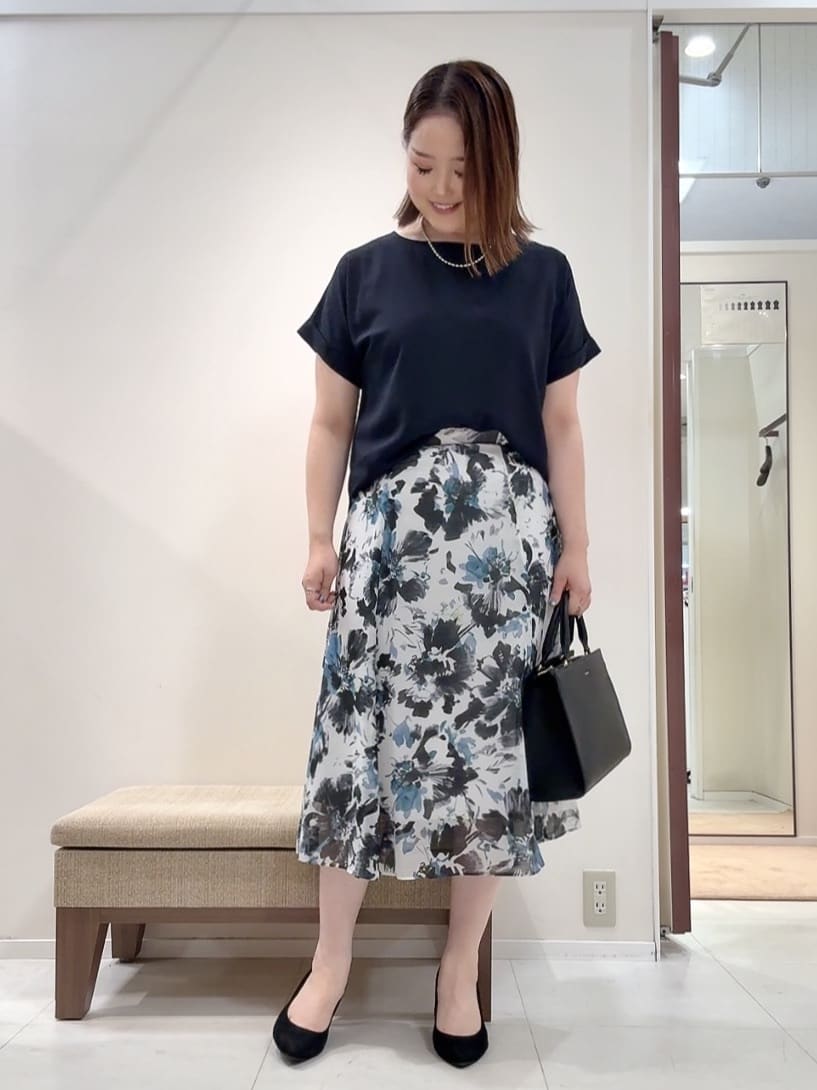 YUIさんの「UNTITLED｜【シアー/後ろウエストゴム】ペイントフラワースカート」を使ったコーディネート