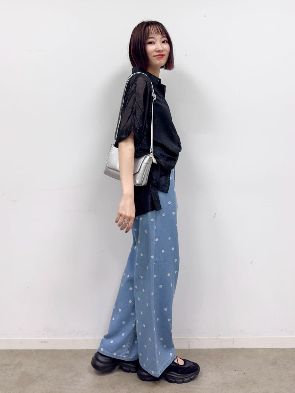 𝐜𝐡𝐢𝐤𝐚さんの「SHOO･LA･RUE｜大人のシアー感 ラメが華やかな楊柳ポンチョシャツ」を使ったコーディネート