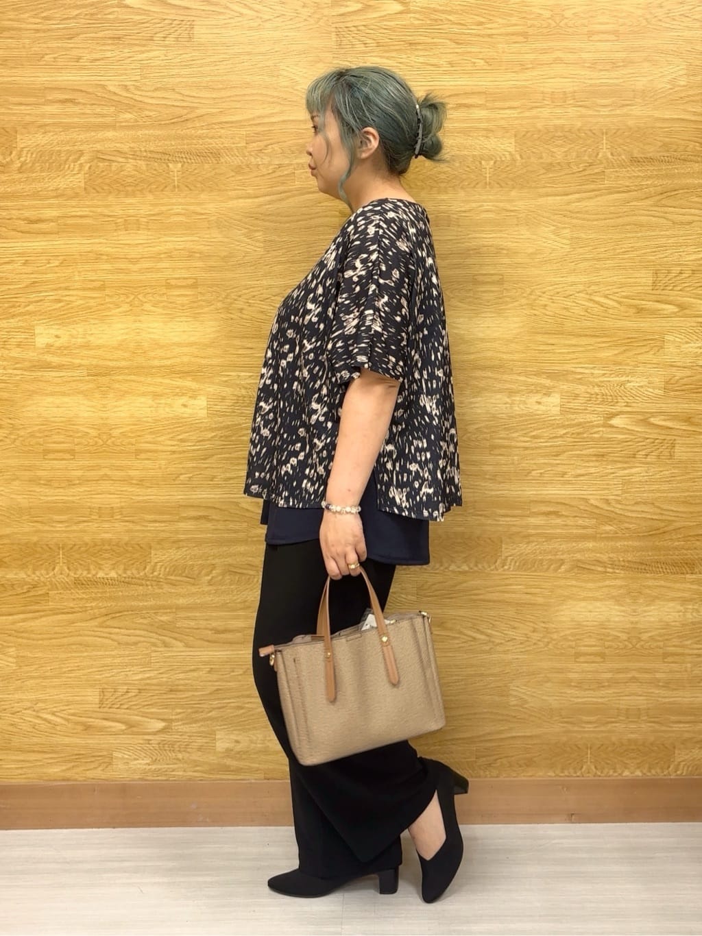ぁむさんの「SHOO･LA･RUE｜【S-LL/ストレッチ】脚のラインを拾いにくい スマートワイドパンツ」を使ったコーディネート