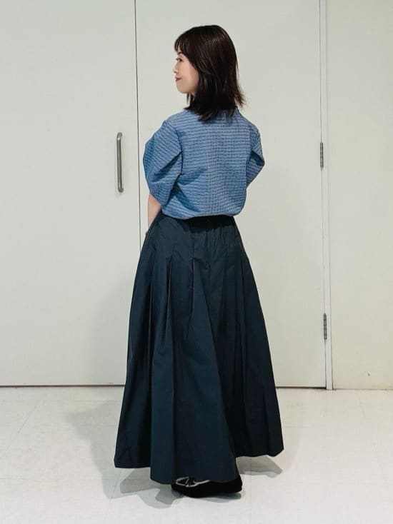 makiさんの「UNTITLED｜【吸水速乾/ストレッチ/Vネック】フォルムスリーブ ブラウス」を使ったコーディネート
