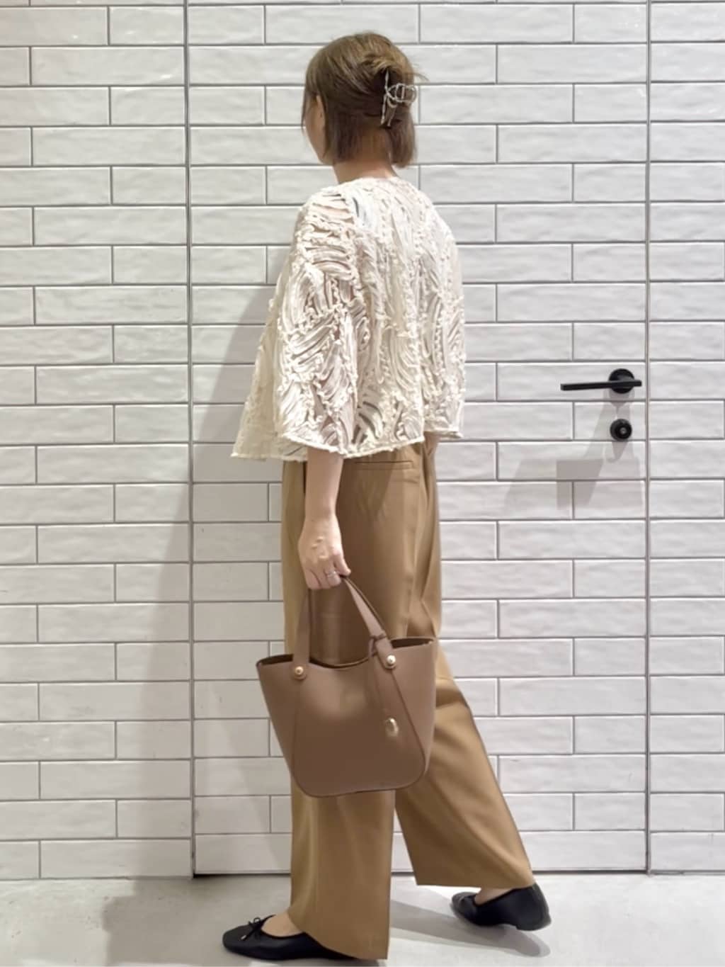 しおりさんの「OPAQUE.CLIP｜シアー刺繍レース前開きブラウス【洗濯機洗い可】」を使ったコーディネート
