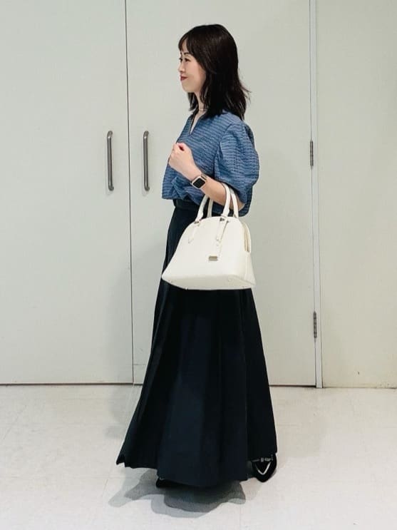 makiさんの「UNTITLED｜【吸水速乾/ストレッチ/Vネック】フォルムスリーブ ブラウス」を使ったコーディネート