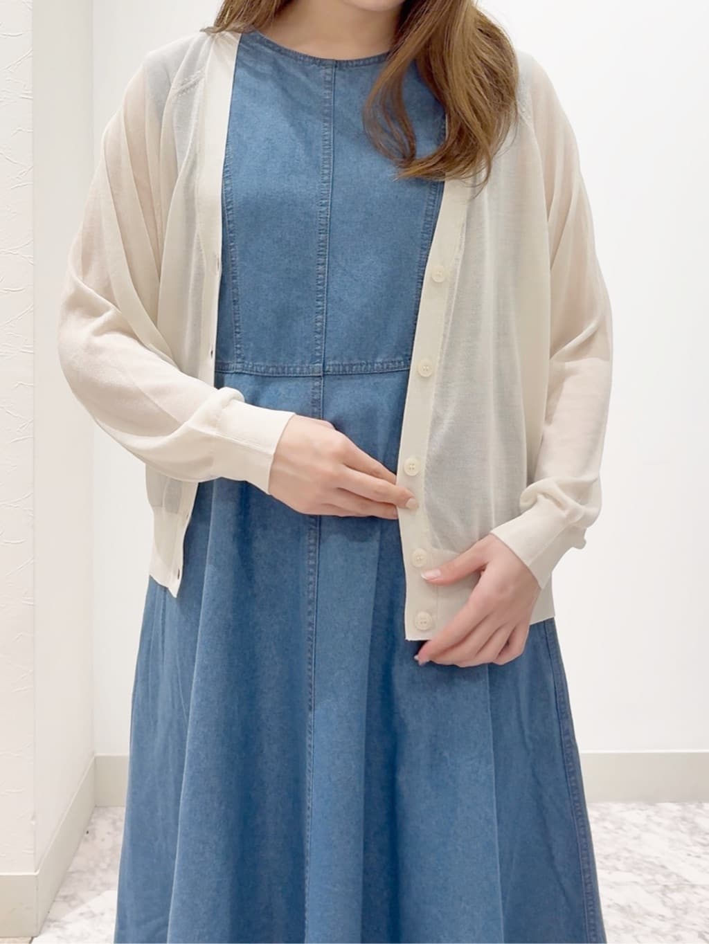 しかっちさんの「grove｜さっと二の腕カバー　大人な抜け感シアーラグランVネックカーデ」を使ったコーディネート