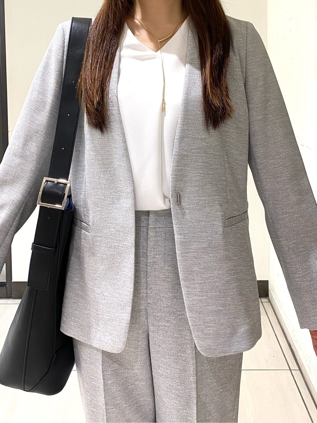 momoさんの「INDIVI｜【洗える／通勤】無地＆マルチストライプ柄Vネックブラウス」を使ったコーディネート