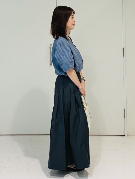 makiさんの「UNTITLED｜【吸水速乾/ストレッチ/Vネック】フォルムスリーブ ブラウス」を使ったコーディネート