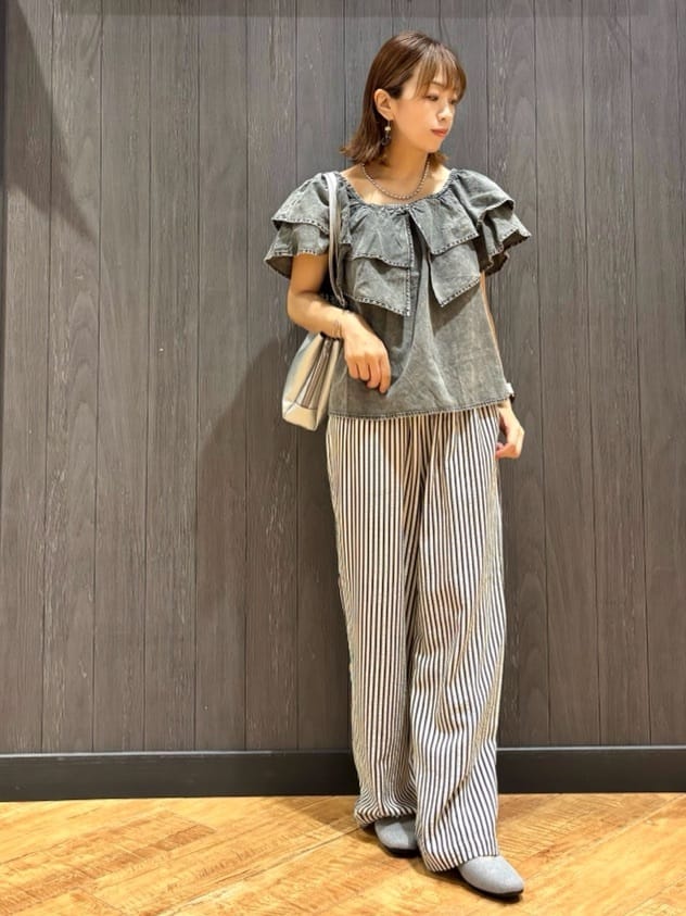 meiさんの「SHOO･LA･RUE｜【セットアップ可/前後2WAY/オフショル2WAY】着こなしを楽しめる デニムフリルブラウス」を使ったコーディネート