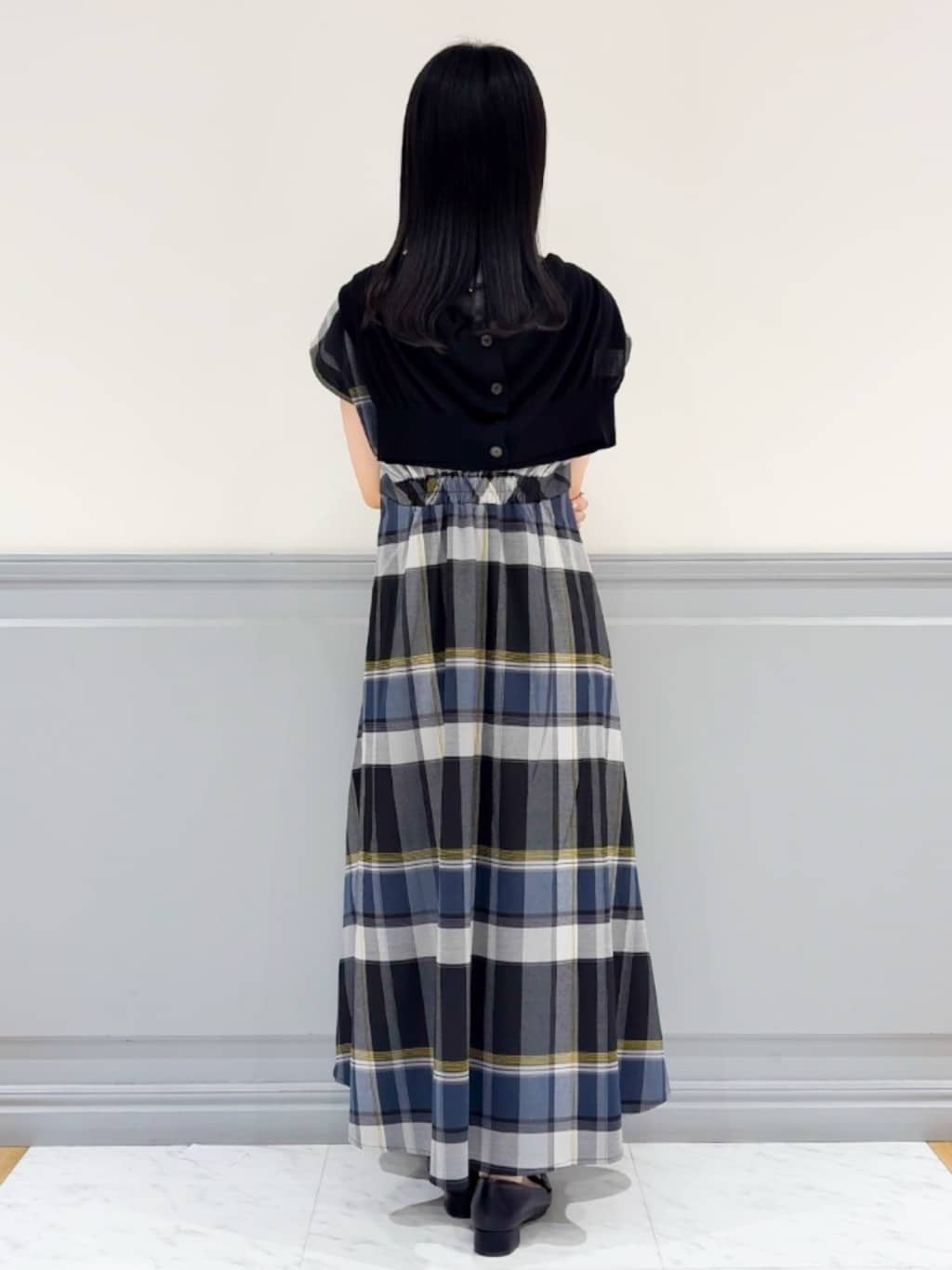 moeさんの「grove｜さっと二の腕カバー　大人な抜け感シアーラグランVネックカーデ」を使ったコーディネート