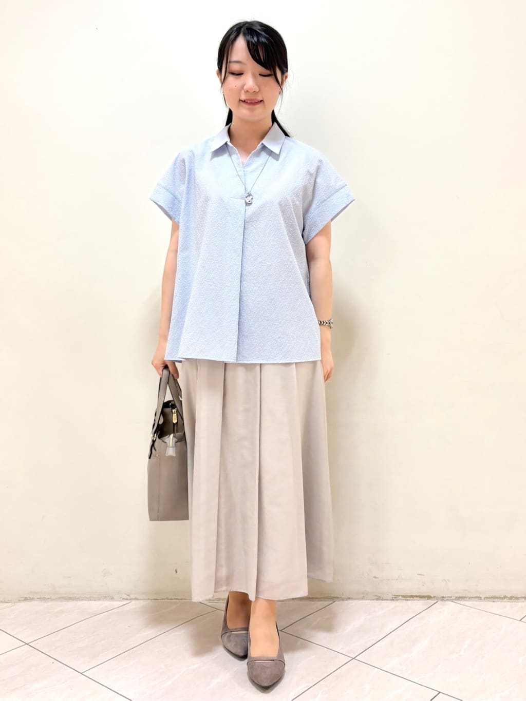 mikiさんの「Reflect｜【二の腕さりげなくカバー】シャツ衿オフボディブラウス」を使ったコーディネート
