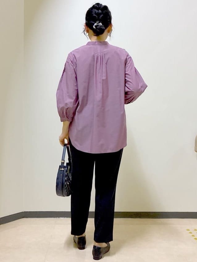  beni_gingerさんの「Reflect｜【程よいゆとり感／体型カバー】ピンタックデザインシャンブレーブラウス」を使ったコーディネート