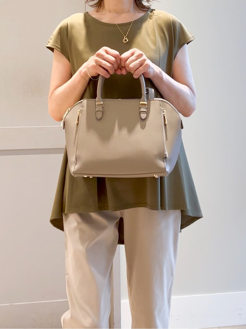 yamakoさんの「grove｜【冷感】サマーハイパーストレッチテーパードパンツ」を使ったコーディネート