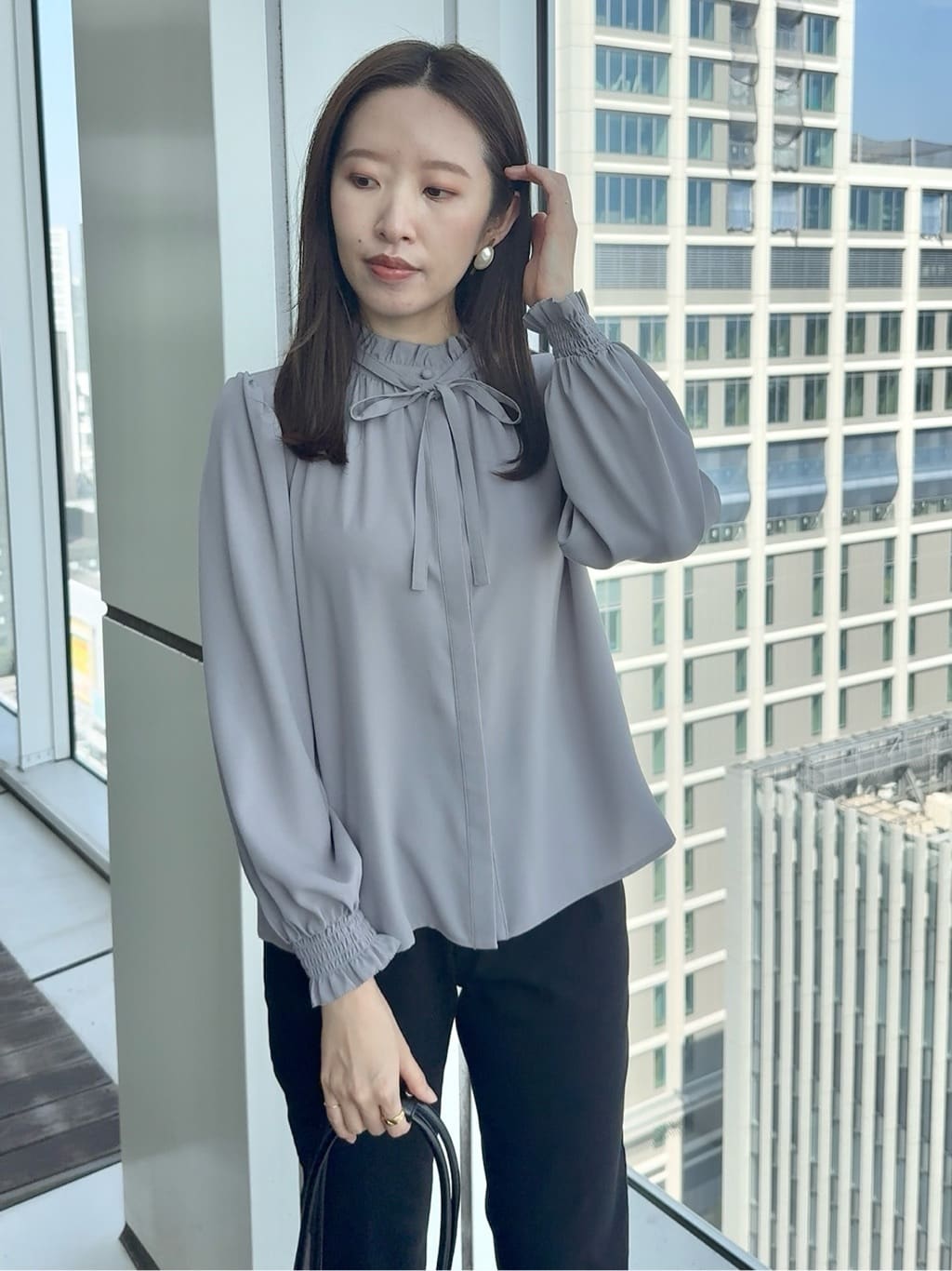 teiさんの「Couture brooch｜【フェミニン・通勤】タイ付きピコフリルブラウス」を使ったコーディネート