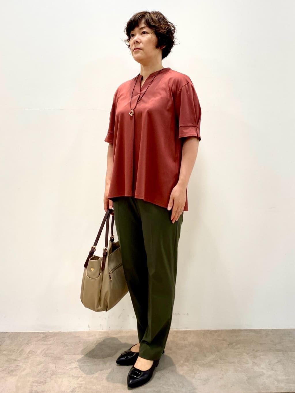 oharaさんの「Reflect｜【すっきり見え！長め丈／マシンウォッシュ可】スキッパーネックジャージトップス」を使ったコーディネート