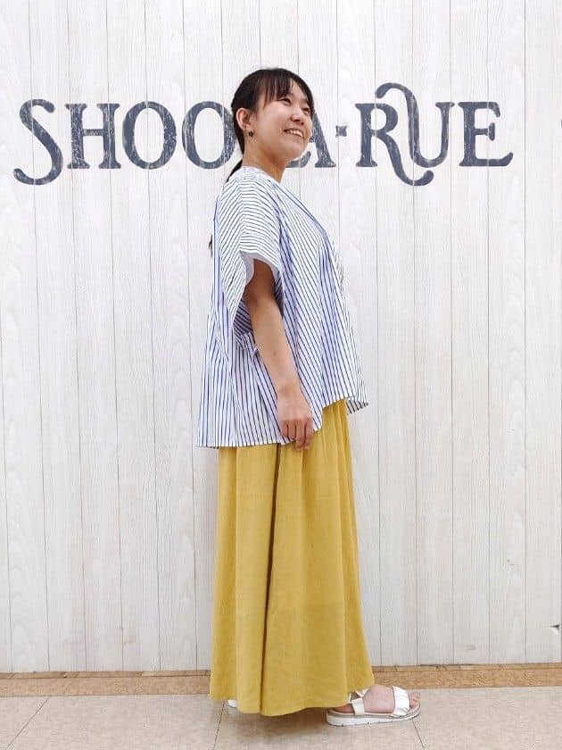 とろろさんの「SHOO･LA･RUE｜きれいめカジュアルに ラメストライプ ポンチョ風シャツ」を使ったコーディネート