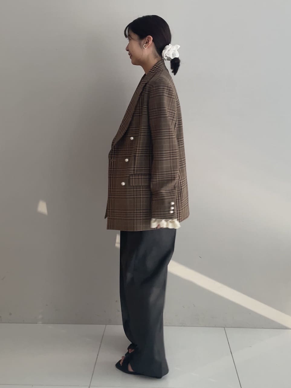 abeさんの「Couture brooch｜【高見え・きれいめ・通勤】レースカフス パール調釦テーラードジャケット」を使ったコーディネート